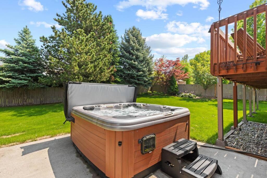 Hot Tub! Sleeps 8-11Upscale Area Villa Spokane Exterior photo