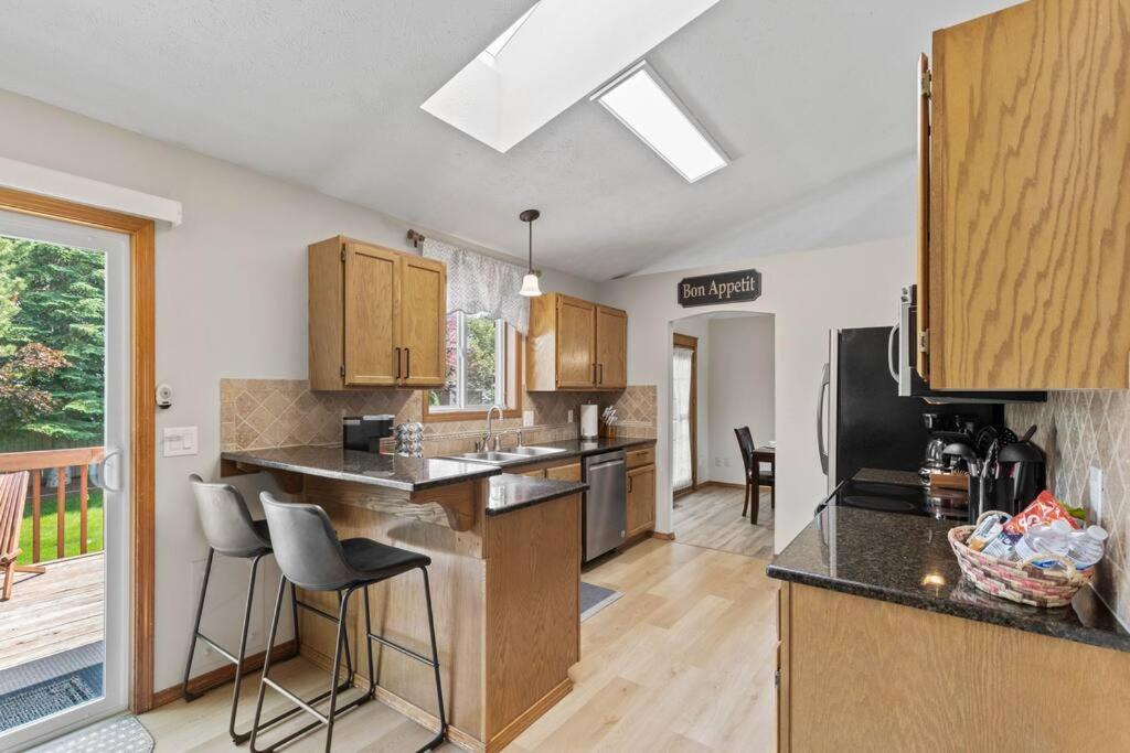 Hot Tub! Sleeps 8-11Upscale Area Villa Spokane Exterior photo