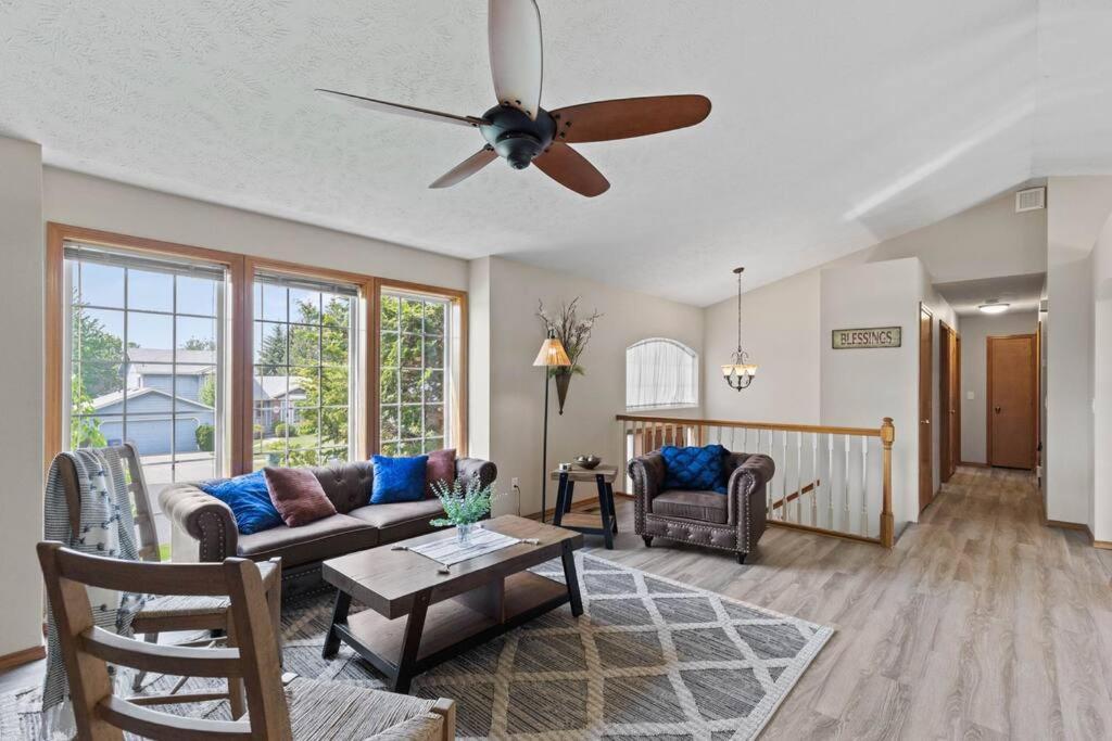 Hot Tub! Sleeps 8-11Upscale Area Villa Spokane Exterior photo