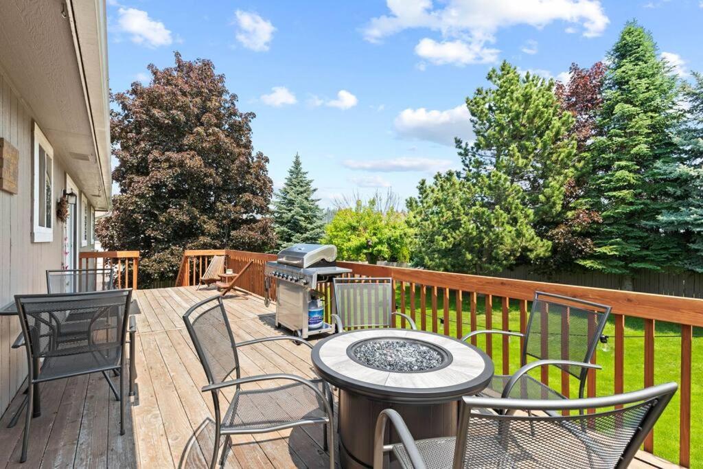 Hot Tub! Sleeps 8-11Upscale Area Villa Spokane Exterior photo