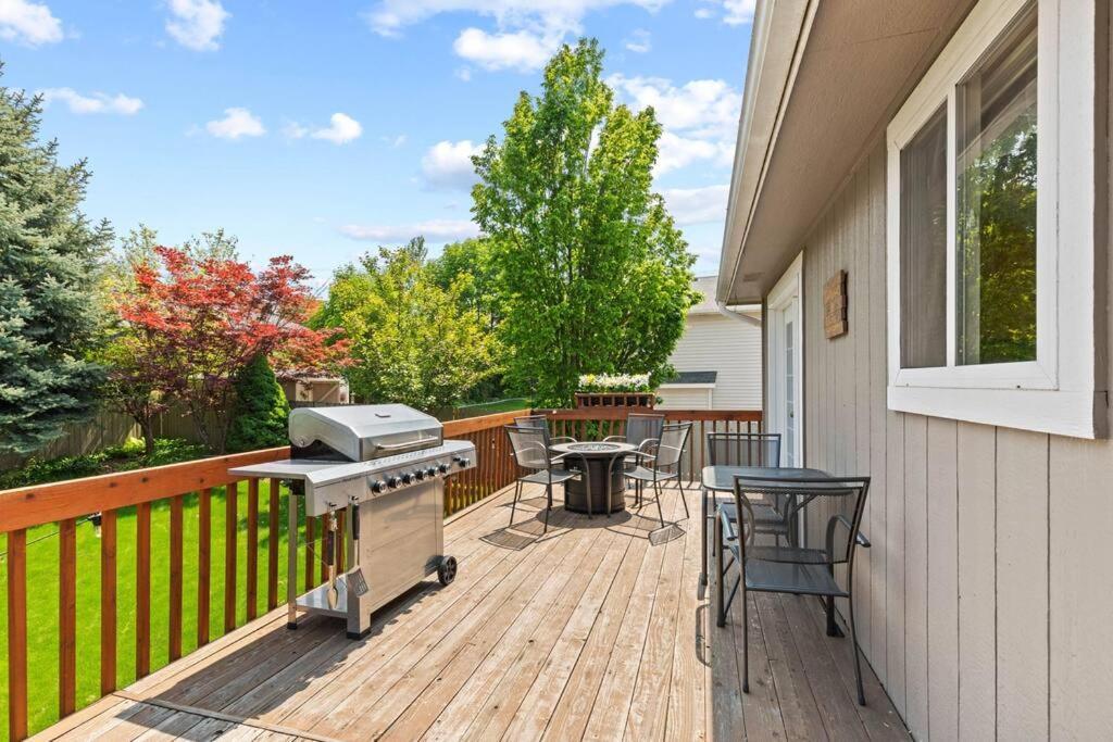 Hot Tub! Sleeps 8-11Upscale Area Villa Spokane Exterior photo