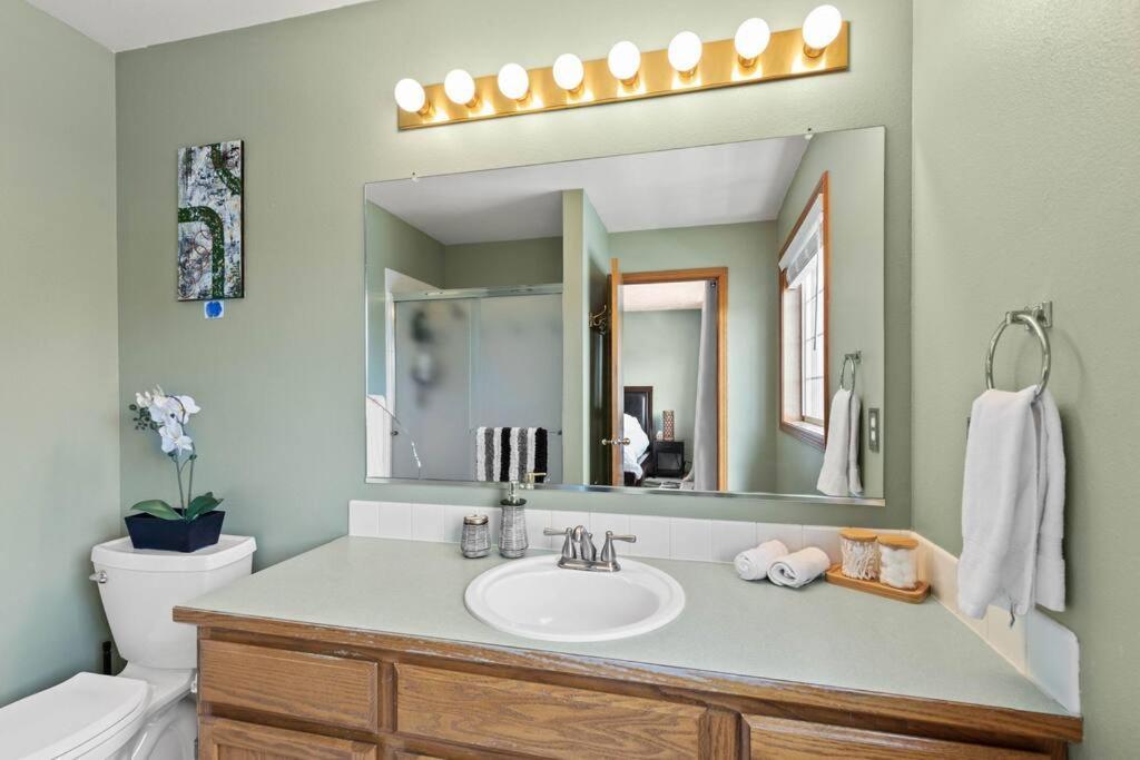 Hot Tub! Sleeps 8-11Upscale Area Villa Spokane Exterior photo