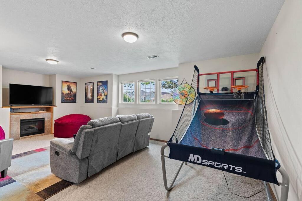 Hot Tub! Sleeps 8-11Upscale Area Villa Spokane Exterior photo