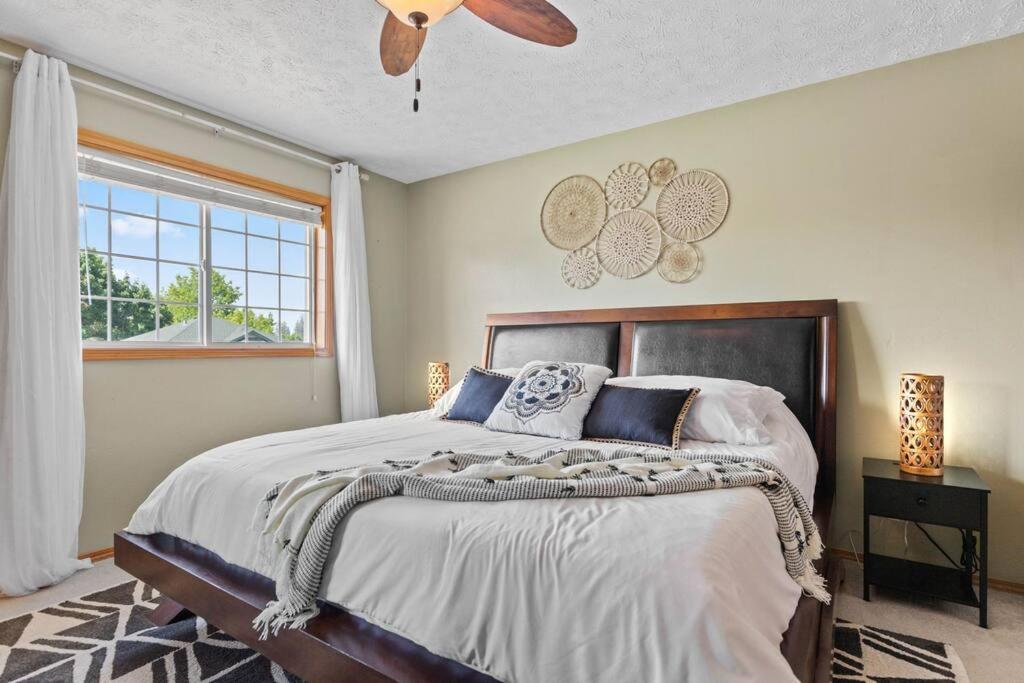 Hot Tub! Sleeps 8-11Upscale Area Villa Spokane Exterior photo