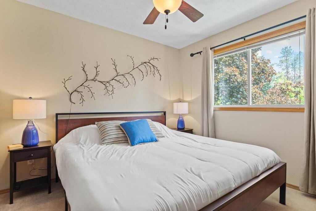 Hot Tub! Sleeps 8-11Upscale Area Villa Spokane Exterior photo