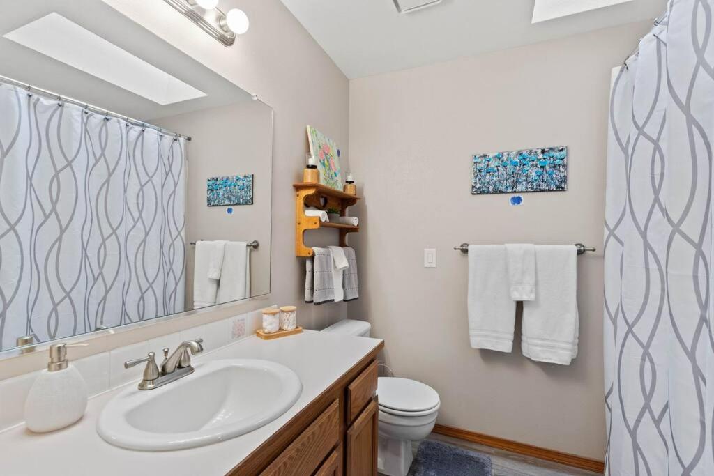 Hot Tub! Sleeps 8-11Upscale Area Villa Spokane Exterior photo