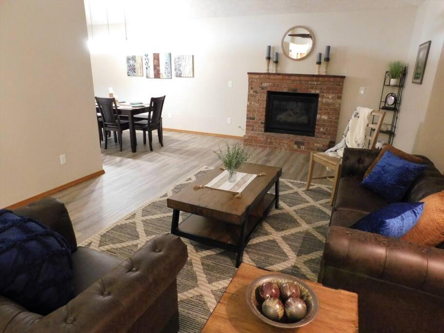 Hot Tub! Sleeps 8-11Upscale Area Villa Spokane Exterior photo
